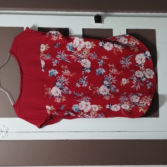Red blouse with flowers and tie detail on shoulder size medium Pink Republic - Picture 3 of 5